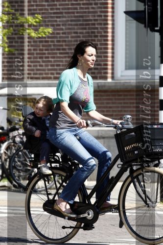 Amsterdam 24 april 2009
Irene v d Laar met zoon Vince op de fiets.
Peter Smulders bv