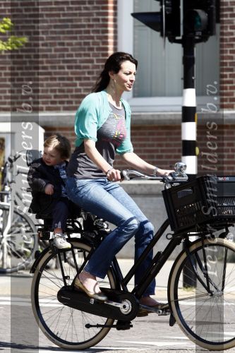 Amsterdam 24 april 2009
Irene v d Laar met zoon Vince op de fiets.
Peter Smulders bv