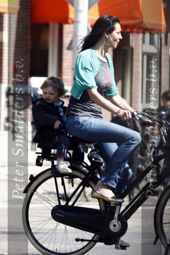 Amsterdam 24 april 2009
Irene v d Laar met zoon Vince op de fiets.
Peter Smulders bv