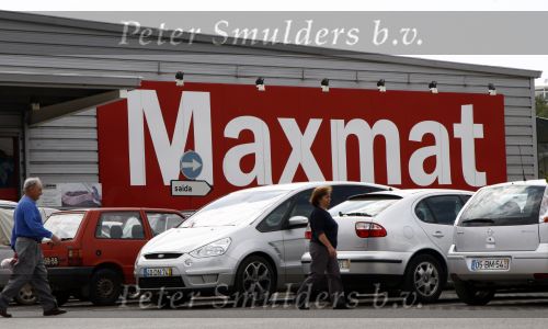 Senhora da Roca 3 mei 2008
De dochter van de nederlander Rolf v Lunzen is ook bijna ontvoerd in Portugal. Ze vertrok te voet vanaf de supermarkt richting haar huis toen een man haar klem probeerde te rijden en mee te nemen. Gelukkig mislukte dat doordat zij zich los trok en zijn  deur dicht gooide.
Peter Smulders bv