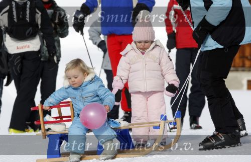 Lech 16 februari 2009
Fotosessie met de koninklijke familie in Oberlech. Koningin Beatrix Prins Willem Alexander Prinses Maxima Amalia Alexia Ariane Prins Constantijn Prins es Laurentien Claus Cazimir Eloise en  Leonore.
Peter Smulders bv