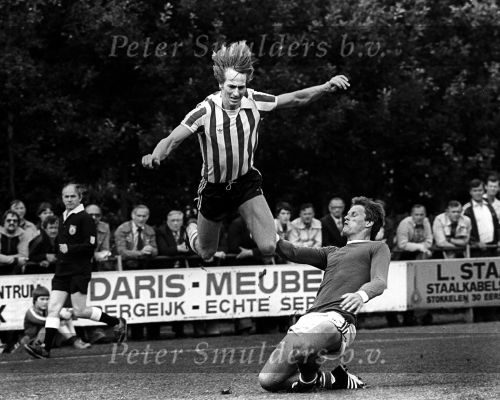 Eersel 11 Augustus 1981
Fatale val voor Adrie Kosten tijdens een vriendschappelijke wedstrijd tegen een Eerselse combinatie van FC Steensel, EFC en Dosko, FC Steensel-speler Toon v d Aa