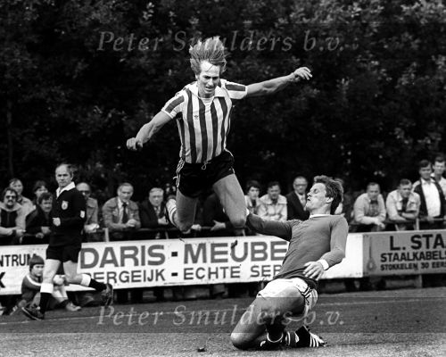 Eersel 11 Augustus 1981
Fatale val voor Adrie Kosten tijdens een vriendschappelijke wedstrijd tegen een Eerselse combinatie van FC Steensel, EFC en Dosko, FC Steensel-speler Toon v d Aa