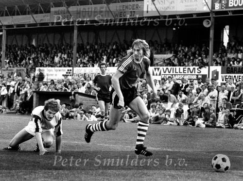 De Valk-PSV Vriendschappelijke wedstrijd
1979
Adri koster

PETER SMULDERS BV