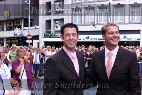 Den Bosch 29 juni 2001
 Albert Verlinden en Onno Hoes trouwen.

Isa Hoes en Antonie Kamerling en hun zoontje Merlijn.