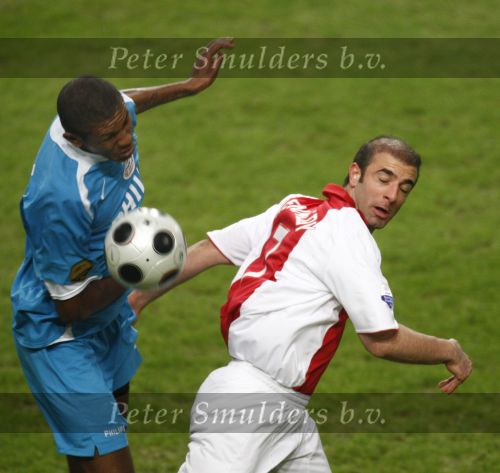 Amsterdam, 30 Januari 2008 Kompetitiewedstrijd AJAX-PSV, eindstand 0-2
Seizoen 2007/2008
Alcides in duel met Kennedy