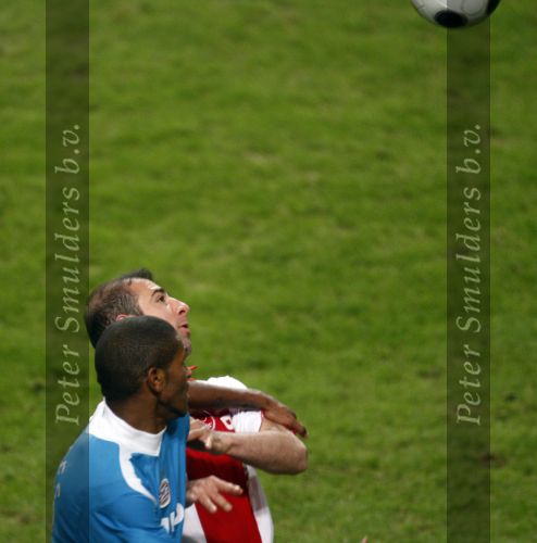 Amsterdam, 30 Januari 2008 Kompetitiewedstrijd AJAX-PSV, eindstand 0-2
Seizoen 2007/2008
Alcides in duel met Kennedy
