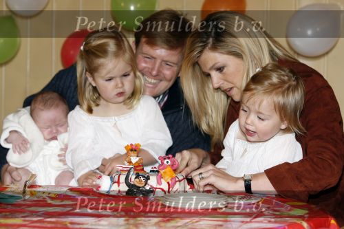 Den Haag 26 juni 2007
Fotomoment met Prins Willem Alexander Maxima Prinses Amalia Alexia en Ariane bij de koninklijke stallen. Prinses Alexia viert haar 2e verjaardag.