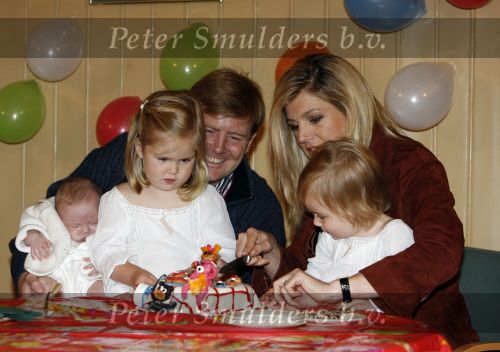 Den Haag 26 juni 2007
Fotomoment met Prins Willem Alexander Maxima Prinses Amalia Alexia en Ariane bij de koninklijke stallen. Prinses Alexia viert haar 2e verjaardag.