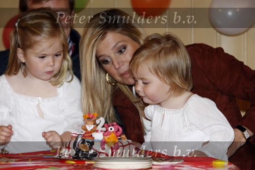 Den Haag 26 juni 2007
Fotomoment met Prins Willem Alexander Maxima Prinses Amalia Alexia en Ariane bij de koninklijke stallen. Prinses Alexia viert haar 2e verjaardag.