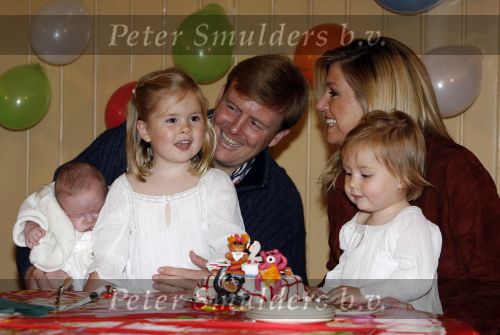 Den Haag 26 juni 2007
Fotomoment met Prins Willem Alexander Maxima Prinses Amalia Alexia en Ariane bij de koninklijke stallen. Prinses Alexia viert haar 2e verjaardag.