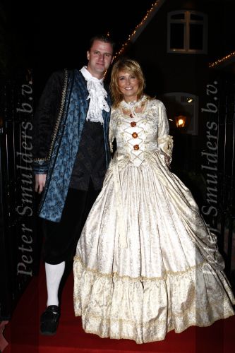Amsterdam 21 december 2008
House warm party van Jan Smit en Yolanthe Cabau v Kasbergen. Iedereen is verkleed in kleding uit sprookjes. Alice Buys met vriend
Peter Smulders bv