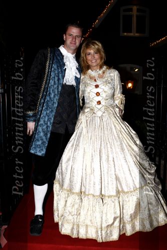 Amsterdam 21 december 2008
House warm party van Jan Smit en Yolanthe Cabau v Kasbergen. Iedereen is verkleed in kleding uit sprookjes. Alice Buys met vriend
Peter Smulders bv