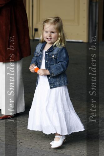 Den Haag 26 juni 2007
Fotomoment met Prins Willem Alexander Maxima Prinses Amalia Alexia en Ariane bij de koninklijke stallen. Prinses Alexia viert haar 2e verjaardag.
