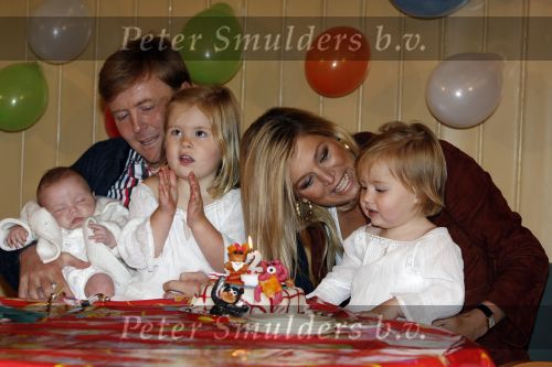 Den Haag 26 juni 2007
Fotomoment met Prins Willem Alexander Maxima Prinses Amalia Alexia en Ariane bij de koninklijke stallen. Prinses Alexia viert haar 2e verjaardag.