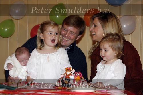 Den Haag 26 juni 2007
Fotomoment met Prins Willem Alexander Maxima Prinses Amalia Alexia en Ariane bij de koninklijke stallen. Prinses Alexia viert haar 2e verjaardag.