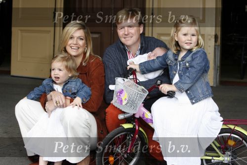 Den Haag 26 juni 2007
Fotomoment met Prins Willem Alexander Maxima Prinses Amalia Alexia en Ariane bij de koninklijke stallen. Prinses Alexia viert haar 2e verjaardag.