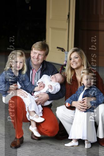 Den Haag 26 juni 2007
Fotomoment met Prins Willem Alexander Maxima Prinses Amalia Alexia en Ariane bij de koninklijke stallen. Prinses Alexia viert haar 2e verjaardag.
