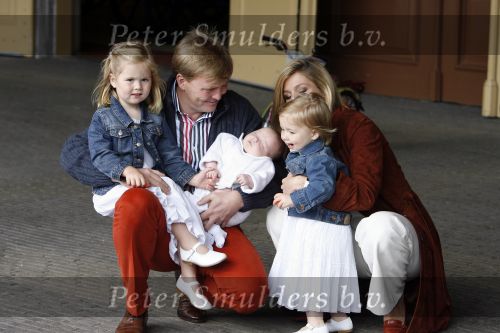Den Haag 26 juni 2007
Fotomoment met Prins Willem Alexander Maxima Prinses Amalia Alexia en Ariane bij de koninklijke stallen. Prinses Alexia viert haar 2e verjaardag.