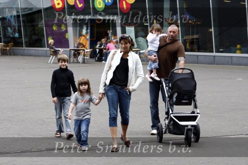 Amsterdam 15 juli 2008
Amanda Krabbe met Bickel Michel Yasmijn Achilles en vader Kees op straat.