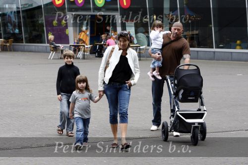 Amsterdam 15 juli 2008
Amanda Krabbe met Bickel Michel Yasmijn Achilles en vader Kees op straat.