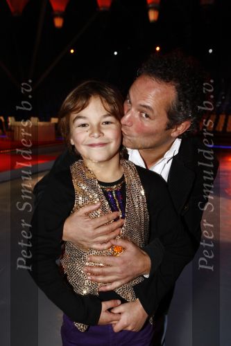 Amsterdam 9 december 2008
Opnames voor sterren kinderen dansen op het ijs. Andre v d Toorn met zijn zoon Floris
Peter Smulders bv