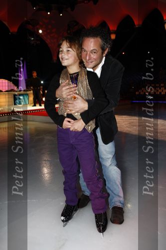 Amsterdam 9 december 2008
Opnames voor sterren kinderen dansen op het ijs. Andre v d Toorn met zijn zoon Floris
Peter Smulders bv