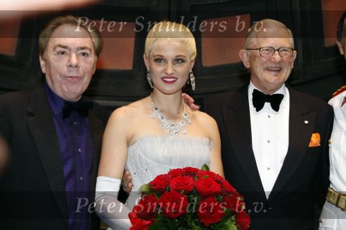 Rotterdam 16 december 2007
Premiere Evita in het nieuwe Luxor met oa Stanley Burleson Brigitte Heitzer en Roberto de GRoot. Andrew Lloyd Webber en Pieter v Vollenhoven zijn daarbij aanwezig.
Peter Smulders bv