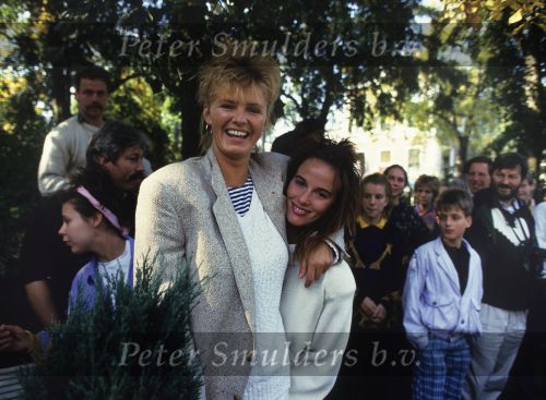 9 Mei 1987 Schiphol Oost Antwerpen Luchthaven, optreden in Antwerpen (Stage ) en optreden s\'avonds in Haren ( Groningen ) een dag met de Dolly Dots On Tour met Angela Groothuizen Ria Brieffies Patty Zomer Esther Oosterbeek en Angela Kramers