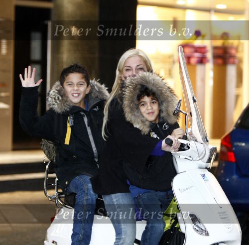Amsterdam 2 december 2008
Angela v Hulten met Quincy en Justin  Kluivert op vespa scooter.
Peter Smulders bv
