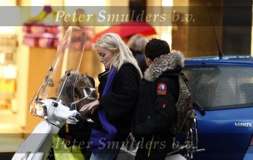 Amsterdam 2 december 2008
Angela v Hulten met Quincy en Justin  Kluivert op vespa scooter.
Peter Smulders bv