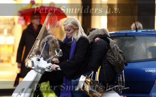 Amsterdam 2 december 2008
Angela v Hulten met Quincy en Justin  Kluivert op vespa scooter.
Peter Smulders bv