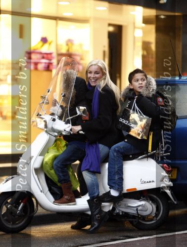 Amsterdam 2 december 2008
Angela v Hulten met Quincy en Justin  Kluivert op vespa scooter.
Peter Smulders bv