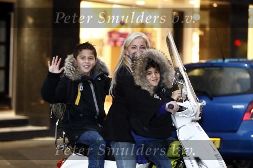 Amsterdam 2 december 2008
Angela v Hulten met Quincy en Justin  Kluivert op vespa scooter.
Peter Smulders bv