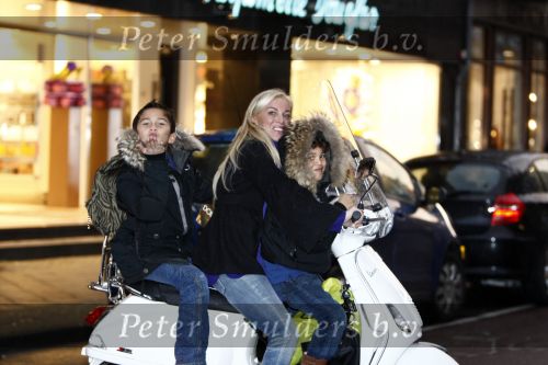 Amsterdam 2 december 2008
Angela v Hulten met Quincy en Justin  Kluivert op vespa scooter.
Peter Smulders bv