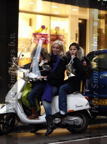 Amsterdam 2 december 2008
Angela v Hulten met Quincy en Justin  Kluivert op vespa scooter.
Peter Smulders bv