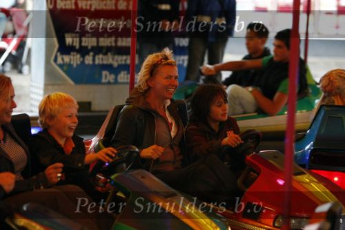 Blaricum   20 augustus 2008
Anita Witzier met dochter en zoon en vriendjes op de kermis in Blaricum.