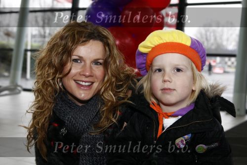 Rotterdam 30 november 2008
Het feest van Sinterklaas in ahoy . Annette Barlo met zoontje
Peter Smulders bv