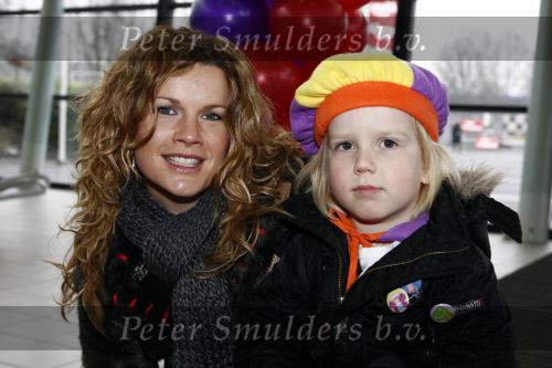 Rotterdam 30 november 2008
Het feest van Sinterklaas in ahoy . Annette Barlo met zoontje
Peter Smulders bv