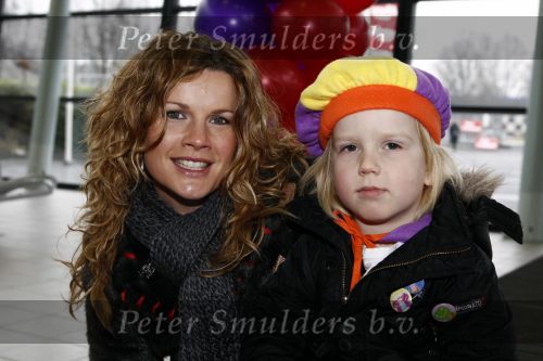 Rotterdam 30 november 2008
Het feest van Sinterklaas in ahoy . Annette Barlo met zoontje
Peter Smulders bv