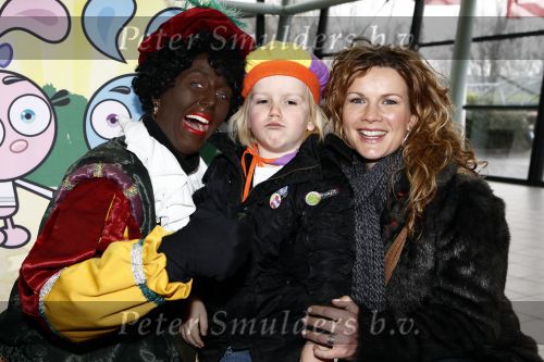 Rotterdam 30 november 2008
Het feest van Sinterklaas in ahoy . Annette Barlo met zoontje
Peter Smulders bv