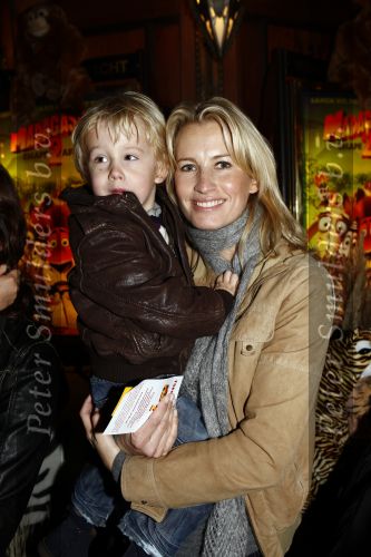 Amsterdam 9 november 2008
Premiere Madagascar in Tuschinski. Anouk Smulders met Max en Astrid v d Worm met dochter Jessy
Peter Smulders bv