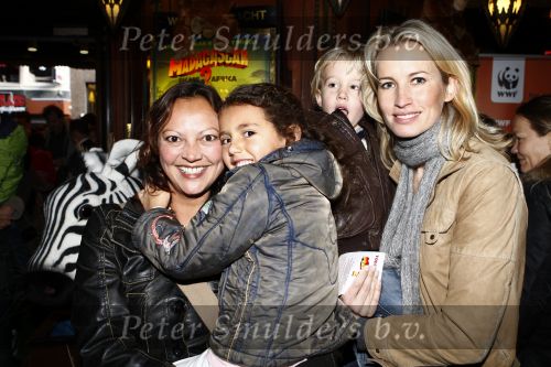 Amsterdam 9 november 2008
Premiere Madagascar in Tuschinski. Anouk Smulders met Max en Astrid v d Worm met dochter Jessy
Peter Smulders bv