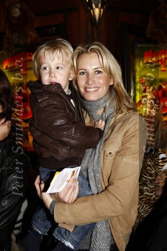 Amsterdam 9 november 2008
Premiere Madagascar in Tuschinski. Anouk Smulders met Max en Astrid v d Worm met dochter Jessy
Peter Smulders bv