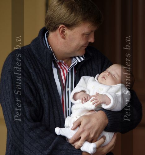 Den Haag 26 juni 2007
Fotomoment met Prins Willem Alexander Maxima Prinses Amalia Alexia en Ariane bij de koninklijke stallen. Prinses Alexia viert haar 2e verjaardag.