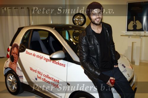 Amsterdam 15 januari 2008
Arie Boomsma met petje krijgt Smart wagen voor zijn goede doel.