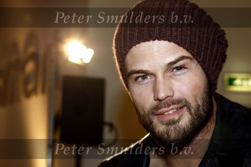 Amsterdam 15 januari 2008
Arie Boomsma met petje krijgt Smart wagen voor zijn goede doel.