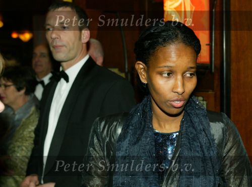 Amsterdam 16 maart 2004
Premiere in Tushinski Amsterdam.
Ayaan Hirsi Ali met haar persoonlijke beveiliger op de achtergrond