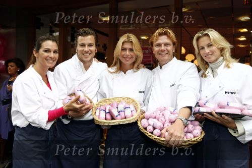 Amsterdam 4 oktober 2008
Estelle Gullit Winston Gerschtanowitz Bastiaan Ragas Quinty Trustfull en Anouk Smulders verkopen leverworst in roze verpakking bij de Hergo voor Pink Ribbon.
Peter Smulder s bv