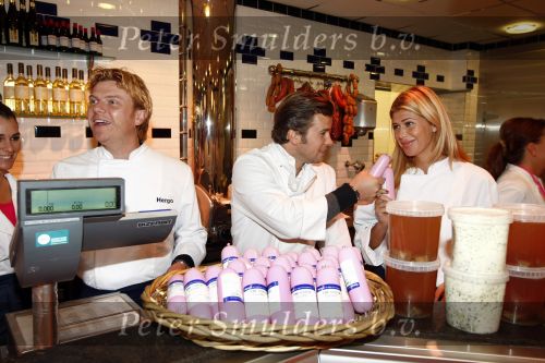 Amsterdam 4 oktober 2008
Estelle Gullit Winston Gerschtanowitz Bastiaan Ragas Quinty Trustfull en Anouk Smulders verkopen leverworst in roze verpakking bij de Hergo voor Pink Ribbon.
Peter Smulder s bv